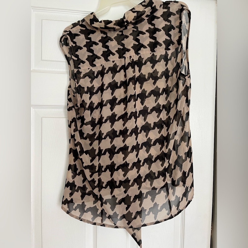 Stylish Black and Cream Women's Top Tahari Sleevless Blouse Size Large - Picture 11 of 13